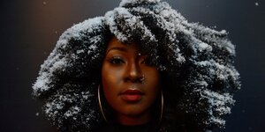 Porträt einer jungen schwarzen Frau, aufgenommen bei einer Black Lives Matter-Demo in New York