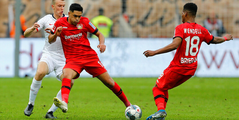 Fußballspieler im Kampf um den Ball