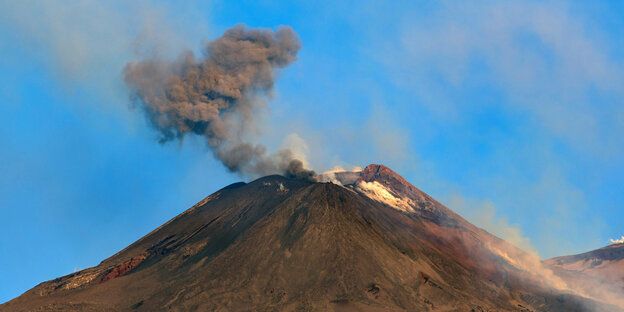Der Vulkan Ätna ist erneut ausgebrochen und hat den Flugverkehr auf Sizilien zeitweise unterbrochen.