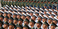 Cinesische Soldaten stehen in Formation