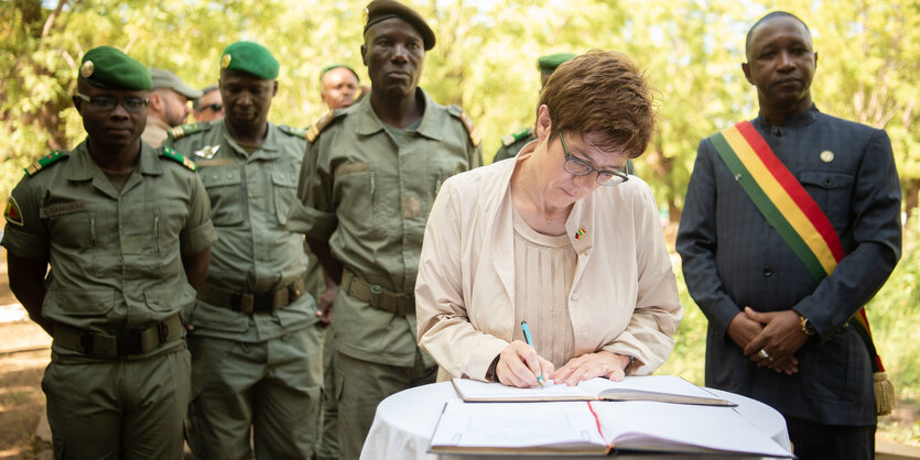 Verteidigungsministerin vor Soldaten