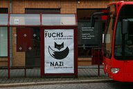 Ein verfälschtes Werbeplakat. Darauf steht "der Fuchs ist schlau und stellt sich dumm, der Nazi macht es andersrum"