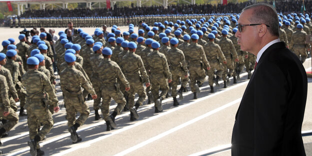 Der türkische Präsident Recep Tayyip Erdogan bei Militär-Zeremonie