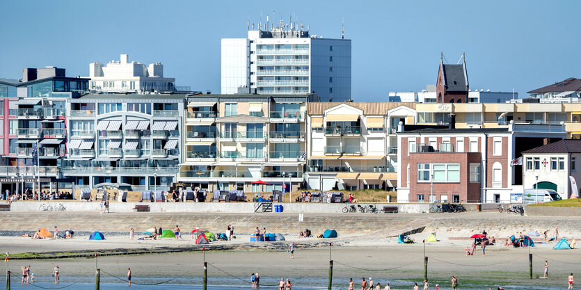 Touristen baden am Weststrand der Insel in der Nordsee.