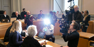 Medienvertreter filmen und fotografieren die Angeklagte im Kieler Landgericht.
