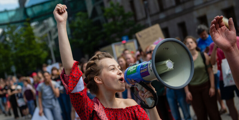 Clara Mayer, Sprecherin von Fridays for Future, mit einem Megafon bei einer Demo,