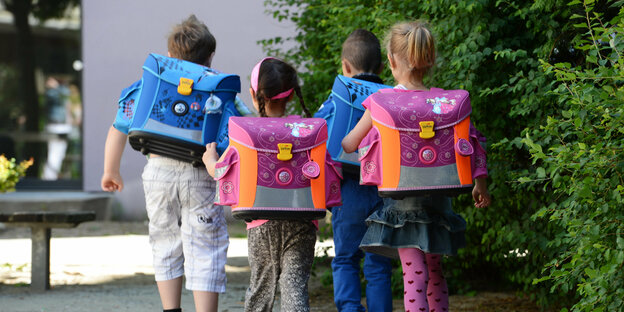 Kinder mit Schulranzen auf dem Rücken Kinder mit Schulranzen auf dem Rücken
