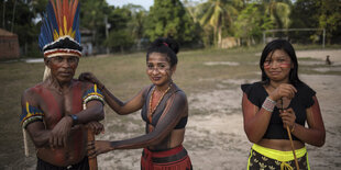 Angehörige des Tembé-Stamms im Tekohaw-Indianerreservat im brasilianischen Bundesstaat Para. Tief im Dschungel jagen sie mit Speeren und Pfeilen nach Vögeln, Schweinen und anderen Tieren.