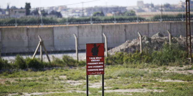 Ein Schild vor der türkisch-syrischen Grenze