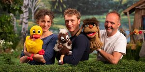 Am Set in einem Hamburger Studio sind die Puppenspieler Susi Claus (Schnatterinchen), Christian Sengewald (Pittiplatsch) und Martin Paas (Moppi) zu sehen