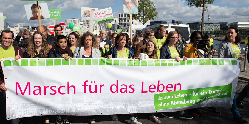 Demo mit Plakat der Lebensschützer