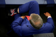 Nigel Farage mit blauem Anzug und Großbritannien-Socken