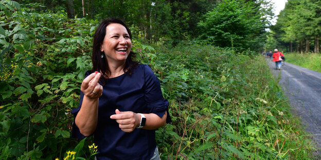 Anja Siegesmund (Bündnis90/Die Grünen), Umweltministerin von Thüringen, nascht Himbeeren am Wegesrand im UNESCO Biosphärenreservat Rhön. Dies ist eine Station der diesjährigen Sommertour der Ministerin.