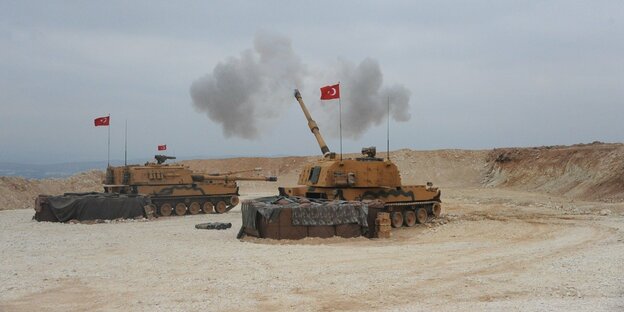 türkische Panzer im Sand in Nordsyrien