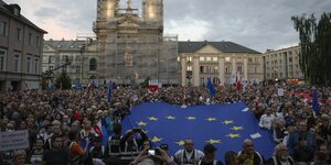 Europäische Fahne und tausende Demonstranten auf einem Platz