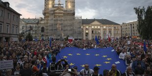 Europäische Fahne und tausende Demonstranten auf einem Platz