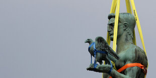 , die an den Sieg der Serbischen Armee im Ersten Weltkrieg erinnert, vom Sockel geholt. Die Statue soll reniviert werden. Zu sehen ist ihr Oberkörper. Sie hält einen Adler in der Hand.