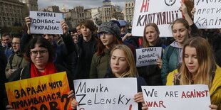 Menschen mit Plakaten auf dem Kiewer Maidan