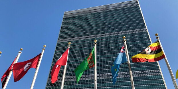 Fahnen wehen vor dem Gebäude der UNO in New York