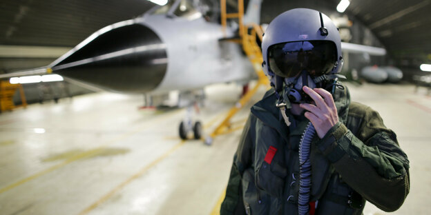 Soldat vor einem Tornado Flugzeug