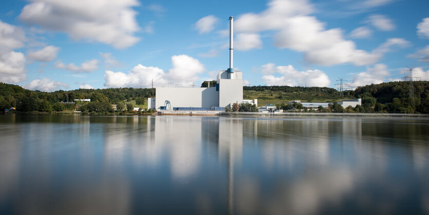 Ein Kraftwerk am Wasser