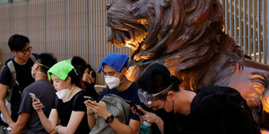 Protestierende mit Smartphone