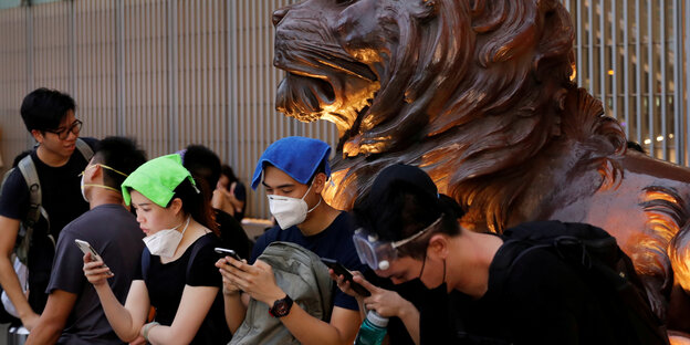 Protestierende mit Smartphone