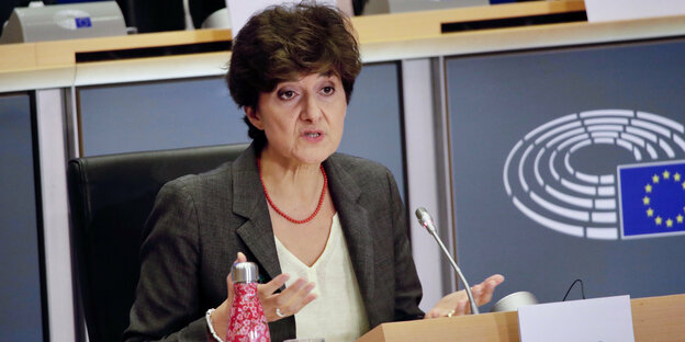 Sylvie Goulard sitzt im EU-Parlament und beantwortet Fragen