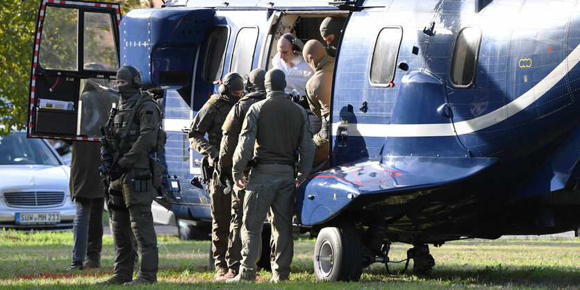 Baden-Württemberg, Karlsruhe: Eine Person wird von Polizisten aus einem Hubschrauber gebracht. Am 10.10.2019 soll beim Bundesgerichtshof (BGH) die Haftprüfung des mutmaßliche Rechtsextremisten Stephan B., der vermutlich am 09.10.2019 in Halle die Synagoge