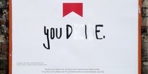 Auf einem Marlboro-Plakat wurde der Slogan in "you die" verändert - englisch für "du stirbst"