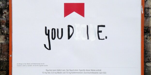 Auf einem Marlboro-Plakat wurde der Slogan in "you die" verändert - englisch für "du stirbst"
