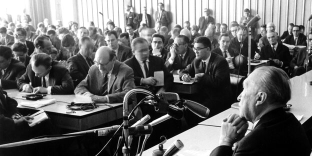 Schwarz-weiß-Foto einer Pressekonferenz mit Konrad Adenauer