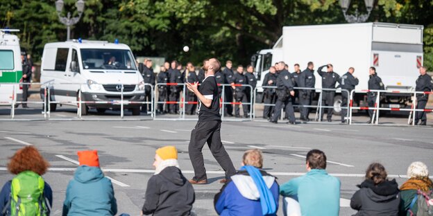 Aktivisten der Klimabewegung Extinction Rebellion blockieren während ihrer Aktionswoche «Berlin blockieren» den Kreisverkehr am Großen Stern an der Siegessäule während ein Aktivist jongliert.