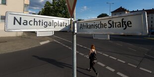 Straßenschild an der Ecke Nachtigalplatz und Afrikanische Straße im Wedding