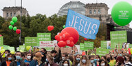 Teilnehmer:innen der Demonstration „Marsch für das Leben“ gehen unweit des Reichstages. Mit Schildern und Transparenten demonstrierten sie gegen Schwangerschaftsabbrüche