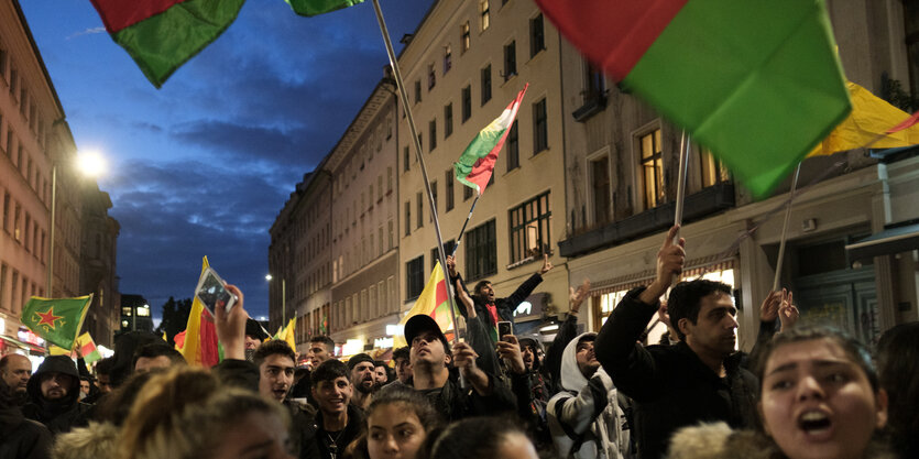 Demonstrationszug mit krudischen Fahnen