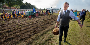 Bodo Ramelo, Thüringens Ministerpräsident bei der Kartoffelernte