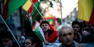 Kurden in NRW demonstrieren Flaggen schwenkend gegen den türkischen Einmarsch in Syrien