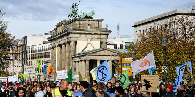 Aktivisten der Bewegung "Extinction Rebellion" demonstrieren vor dem Brandenburger Tor