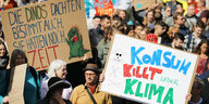 Eine Demonstration gegen Konsum in NRW