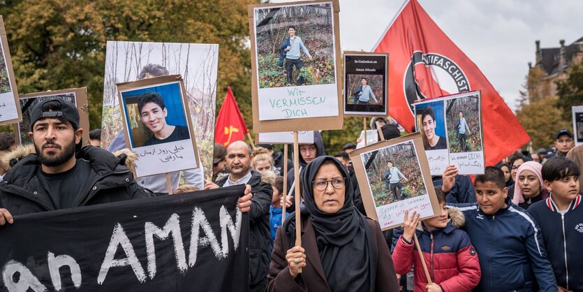 Demonstranten halten Schilder und Transparente hoch