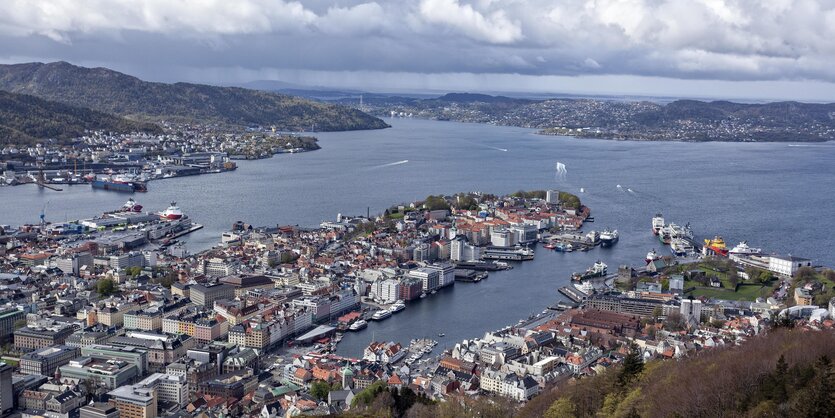 Blick auf eine vom Wasser umgebende Stadt