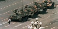 Ein einsamer Mann steht am 6. Juni 1989 auf dem Changan Boulevard vor einer Reihe Panzern, die auf den Tiananmen Platz vorstoßen