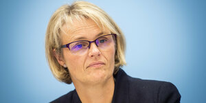 Ein portraitfoto von Bundesforschungsministerin Anja Karliczek, die die Mundwinkel nach unten zieht