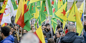 Ein Meer aus kurdischen Flaggen auf einer Demo