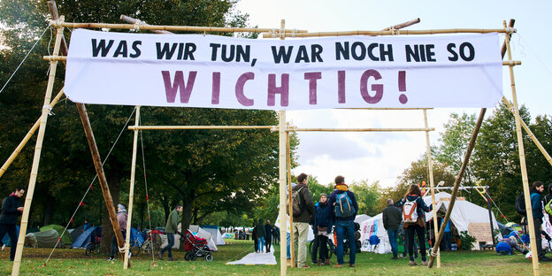 Klimacamp der Bewegung Extinction Rebellion, ein Banner mit der Aufschrift "was wir tun war noch nie so wichtig!"