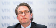 Bundesverkehrsminister Andreas Scheuer guckt an der Kamera vorbei