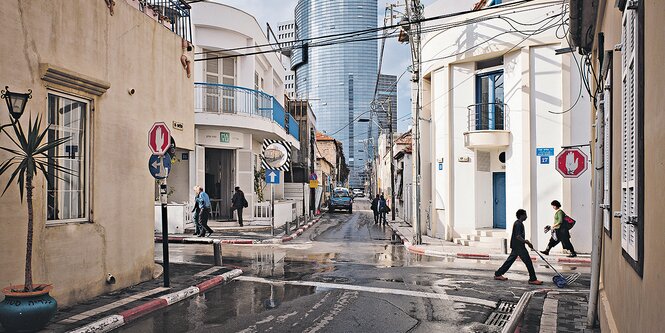 Kreuzung in Tel Aviv mit Häusern und Menschen.