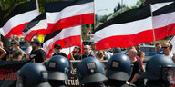 Menschen mit Reichskriegsflaggen demonstrieren