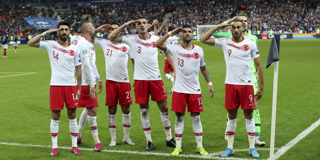 Türkische Spieler salutieren auf dem Spielfeld